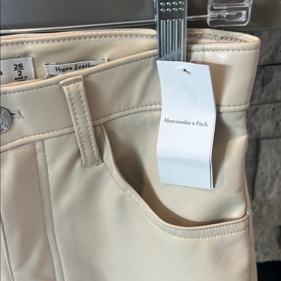 NWT Abercrombie & Fitch Cream 90s Straight Leg High Rise Vegan Leather 2/26 - Picture 7 of 10